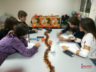 Тинейджърите се разровиха онлайн за Хелоуин факти