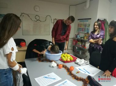 Участваха и в традиционна игра, наречена „apple bobbing”